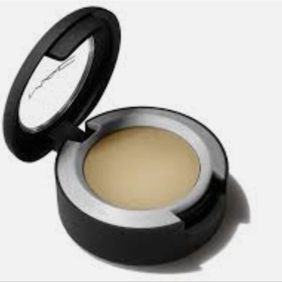 Mac Cosmetics Powder Kiss Soft Matte Eyeshadow - Picture 2 of 7